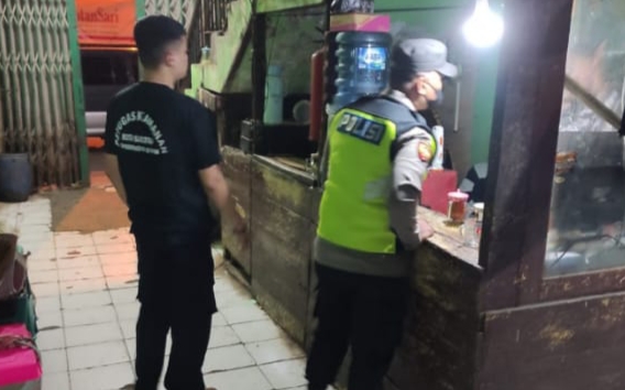 Patroli Polsek Tingkir Himbau Keamanan Pasar Menjaga Kewaspadaan Saat Bertugas