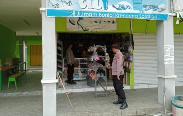 Antisipasi Pelaku Kriminal, Polsek Sidomukti Patroli Di Pasar Krenceng Kecandran Salatiga