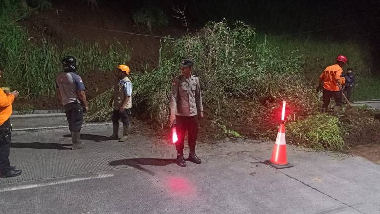 Polres Salatiga Evakuasi Tanah Longsor Yang Menutupi Jalan Lingkar Selatan