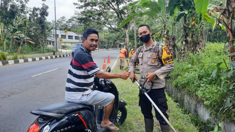 Peduli Lingkungan, Bhabinkamtibmas Kecandran Polsek Sidomukti Bersihkan Rumput Di Pinggir Jalan Lingkar Salatiga
