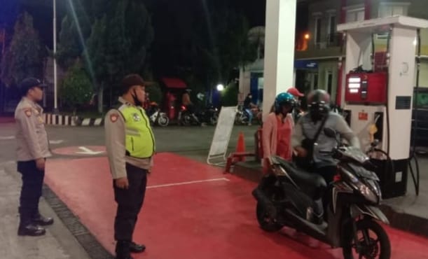 Patroli Polsek Sidomukti Himbau Karyawan SPBU Menjaga Kewaspadaan Dan Tidak Menimbun BBM