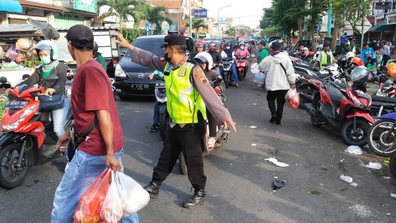 Anggota Polsek Tingkir Laksanakan PH Pagi Urai Kepadatan Arus Di Pasar Pagi Jl. Jend. Sudirman