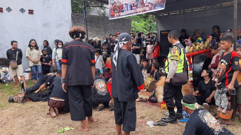 Bhabinkamtibmas Dukuh Hadir Dan Berikan Pengamanan Pentas Seni Reog Di Dusun Ngemplak