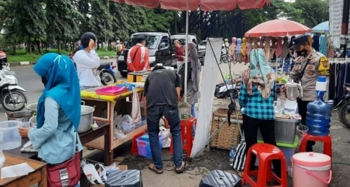 Sambangi Pasar Tiban, Bhabinkamtibmas Kecandran Himbau Pedagang Dan Pengunjung Waspadai Aksi Pelaku Kejahatan