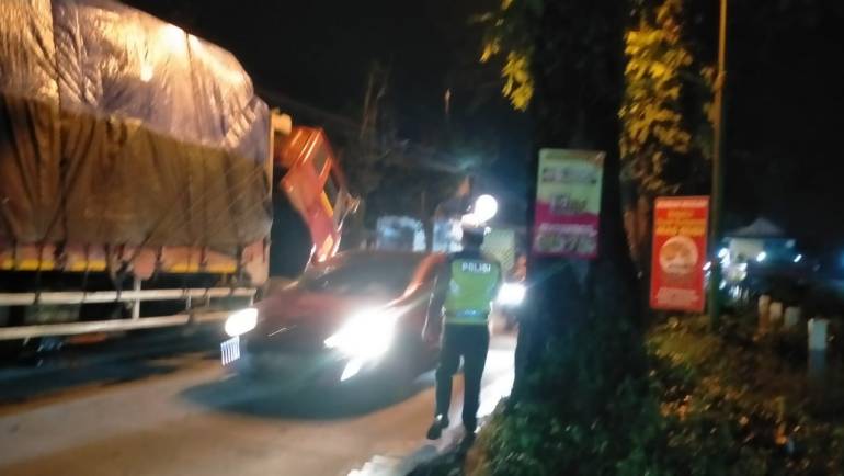 Anggota Unit Lantas Polsek Tingkir Pamturlalin Antisipasi Kemacetan Akibat Truk Barang Mogok Di Karang Balong