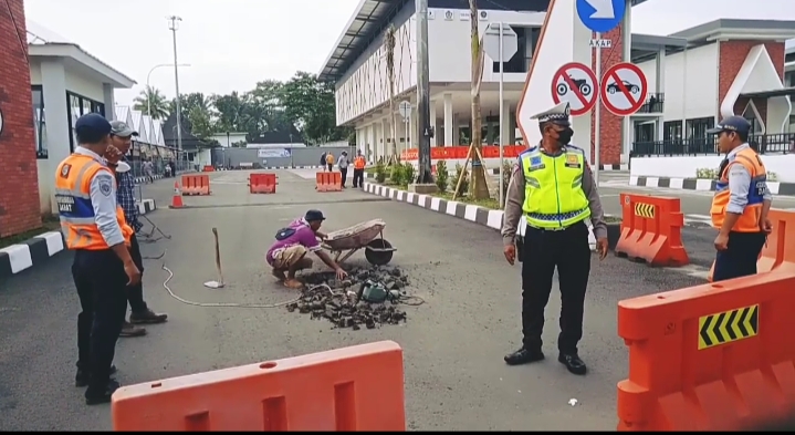Panit Lantas Polsek Tingkir Berikan Pengamanan Perbaikan Gerbang Timur Terminal Salatiga