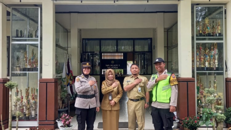 Police Goes To School Kabaglog Polres Salatiga Menjadi Pembina Upacara Di SMK Negeri 3 Salatiga