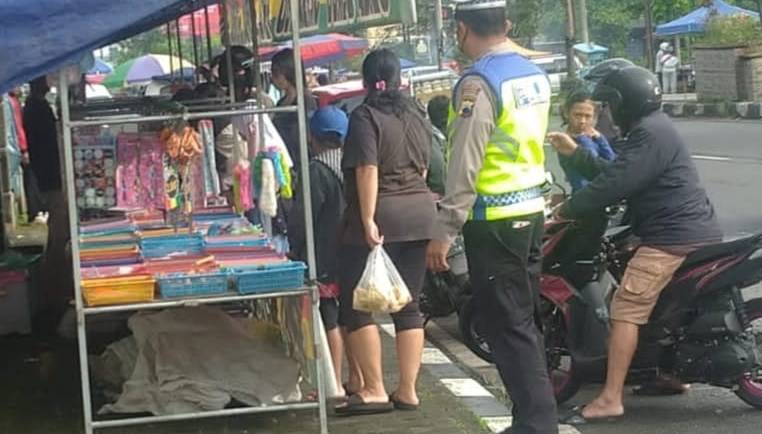 Kurangi Kecepatan Saat melintas Di Pasar Tiban JLS, Pesan Anggota Pos Polisi Kecandran