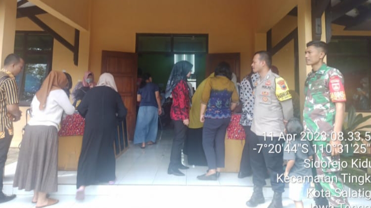 Anggota  Polsek Tingkir Berikan Pengamanan Sosialisasi Jamsos Dan Penyerahan Sembako Untuk Kaum Dhuafa Di Gedung Pertemuan  Kecamatan
