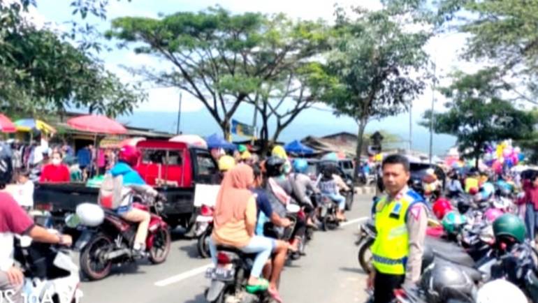 Anggota Pos Polisi Kecandran Bantu Aktifitas Warga Di Pasar Tiban