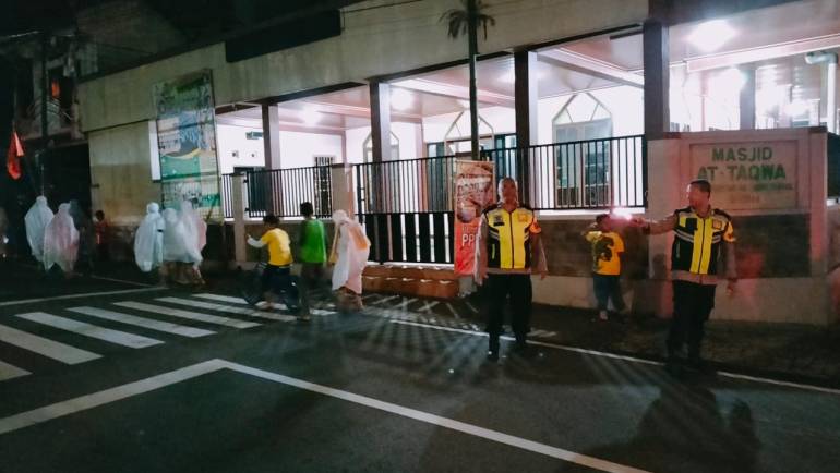 Anggota Polsek Tingkir Berikan Pengamanan Warga Yang Sedang Melaksanakan Sholat Tarawih Di Masjid At Taqwa
