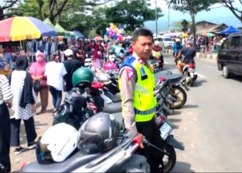 Cegah Kepadatan Arus Di Pasar Tiban, Anggota Pos Polisi Kecandran Lakukan Pengaturan Lalu Lintas