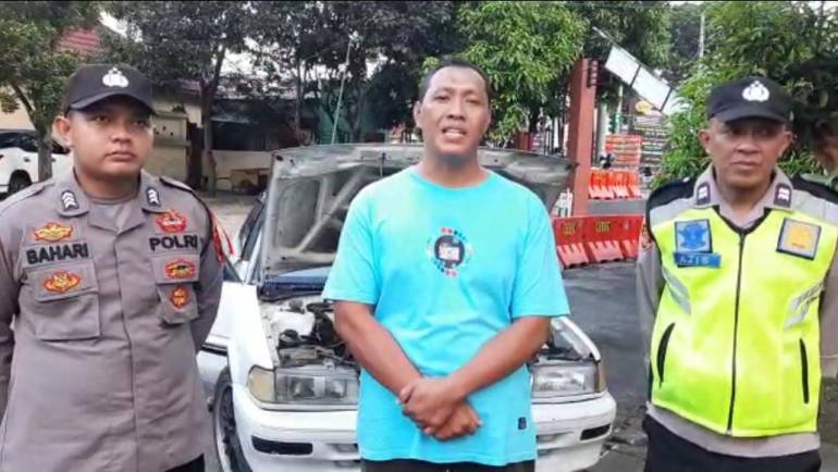 Anggota Ops Ketupat Candi 2023 Polres Salatiga Bantu Pemudik Yang Alami Kerusakan Mobil