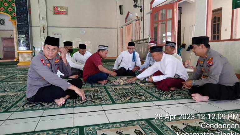 Kapolsek Tingkir Safarai Sholat Di Masjid Bismillah Abu Bakar As Sidiq Gendongan