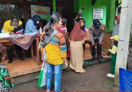 Bhabinkamtibmas Kecandran Bersama Babinsa Dampingi Kegiatan Posyandu Di Dusun Gamol