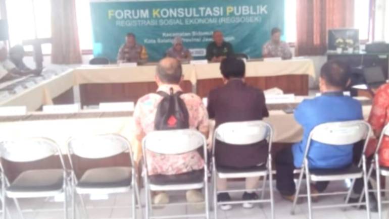 Bhabinkamtibmas Kalicacing  Himbau Peserta Forum Konsultasi Publik Di Kelurahan Tertib Selam Kegiatan Berlangsung