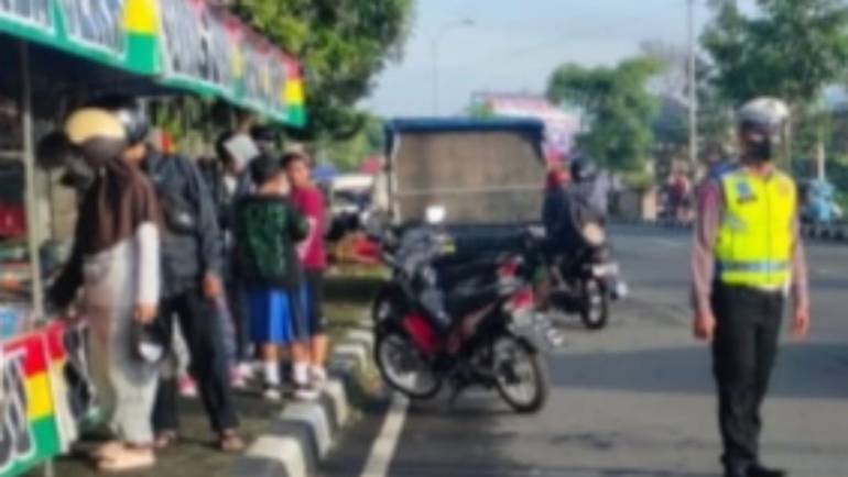 Atur Kendaraan Yanng Terparkir Agar Tidak Mengganggu Arus Lalulintas, Pesan Anggota Pos Polisi Kecandran