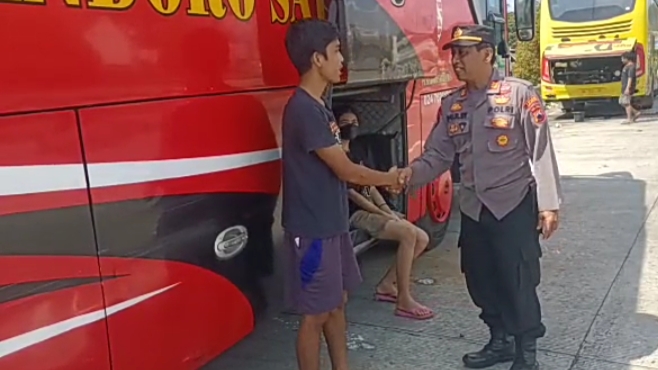 Patroli Polsek Tingkir Berikan Pengamanan Saat Bus AKAP Rusak Di Pertigaan Exit Tol Salatiga