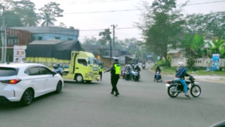Antisipasi Kecelakaan Lalulintas Anggota Polsek Sidomukti Pam PH Pagi