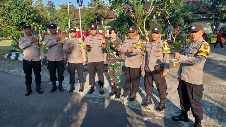 Anggota Polsek Tingkir Hadiri Apel Bersama Germas Di Kantor Kecamatan