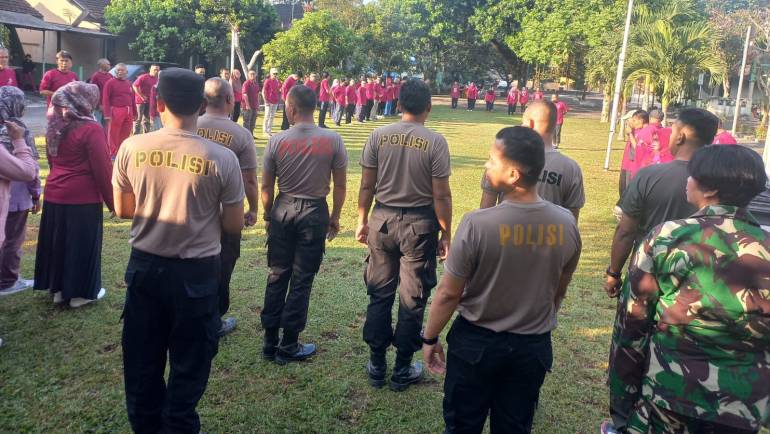 Ciptakan Sinergitas Anggota Polsek Tingkir Hadiri Apel Bersama Germas Di Kantor Kecamatan