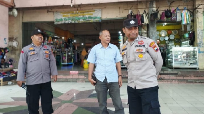 Jaga Kondusifitas Kamtibmas Pasar Raya Salatiga Patroli Polsek Tingkir Temui Para Pedagang