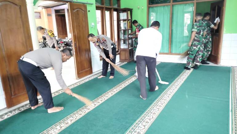 Kapolsek Sidomukti Pimpin Bakti Bersih Religi Di Masjid At-taqwa