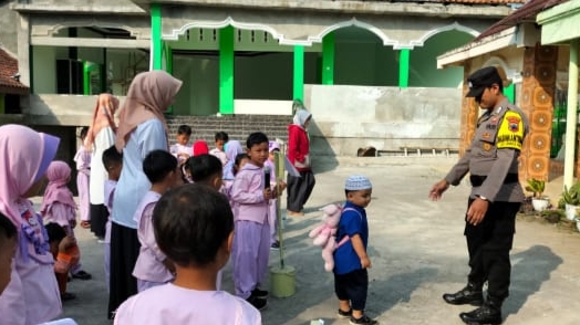 Dekatkan Anak Sejak Dini Anggota Polsek Tingkir Adakan Kegiatan Polisi Sahabat Anak Di TK Masyitoh Sidorejo Kidul