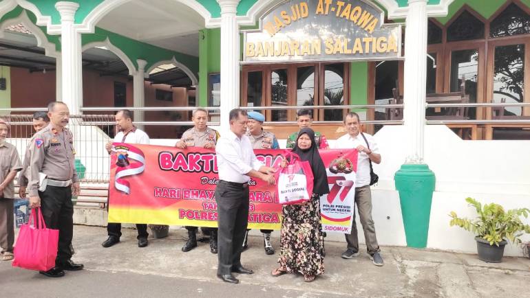 Kapolsek Sidomukti Pimpin Tiga Pilar Bakti Bersih Religi Di Masjid At-taqwa Banjaran , Sambut HUT Bhayangkara ke 77