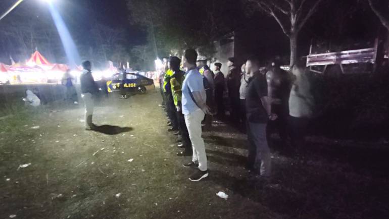 Puluhan Personil Polsek Sidomukti Diterjunkan Berikan Pengamanan Alfalah Night Spectacular Di Lapangan Kecandran