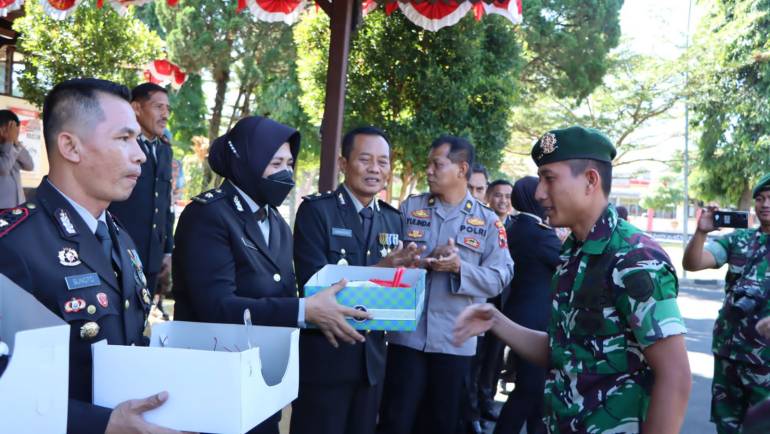Kasdim 0714 Pimpin Puluhan Anggota TNI Geruduk Mapolres Salatiga