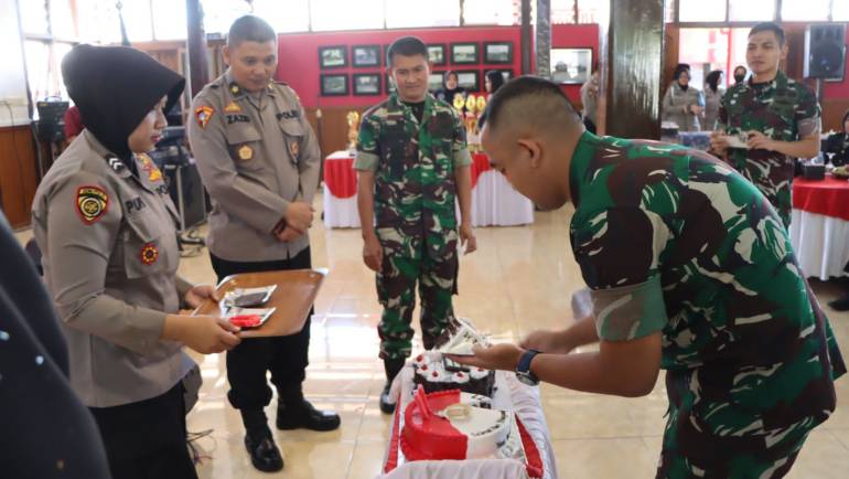 Puluhan Anggota TNI Geruduk Mapolres Salatiga, Ada Apa ?