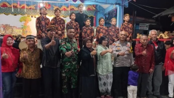 Penonton Wayang Kulit Dihimbau Oleh Bhabinkamtibmas Kutowinangun Kidul Untuk Jaga Ketertiban