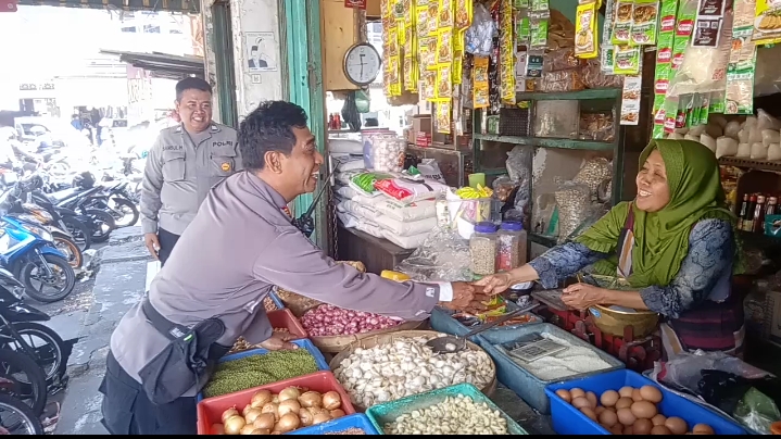 Anggota Patroli Polsek Tingkir Himbau Pemilik Kios di Pasar Raya 1 Salatiga Tidak Menimbun Sembako