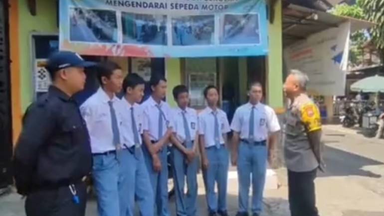 Bhabinkamtibmas Mangunsari Himbau Pelajar SMK Saraswati Tertib Dan Disiplin Dalam Berlalu Lintas