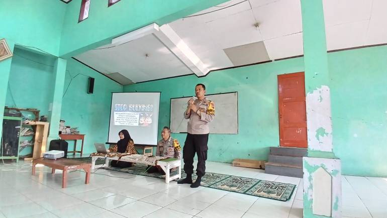 Bhabinkamtibmas Mangunsari Polsek Sidomukti Berikan Sosialisasi Anti Bullying di MTS Yasinta Salatiga