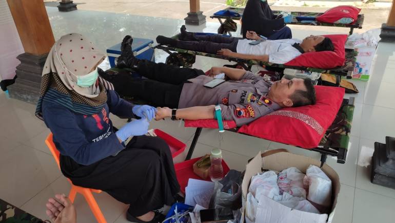 Dukung Ketersediaan Stock Darah Di PMI, Kapolsek Sidomukti Bersama Anggota Donor Darah