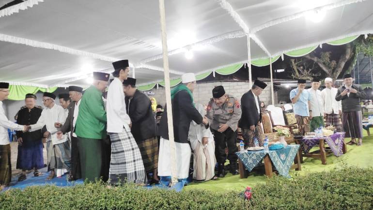 Dekatkan Dengan Masyarakat, Anggota Polsek Sidomukti Hadiri Pengajian Akbar Peringatan Maulid Nabi Muhammad SAW