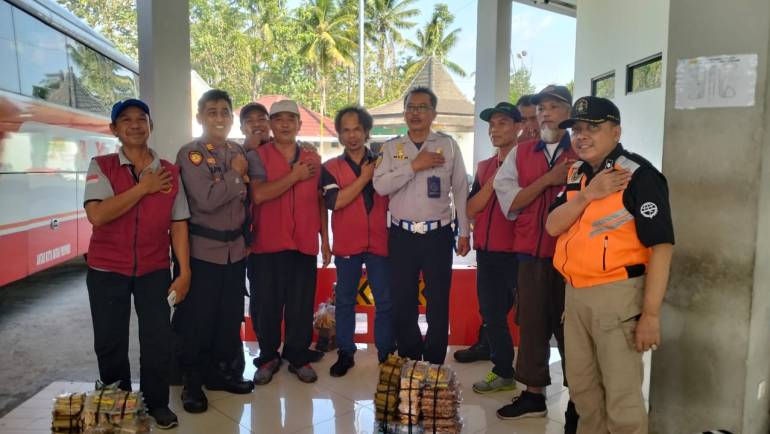 Pedagang Asongan Terminal Salatiga Dihimbau Tidak Mudah Percaya Berita Hoax, Pesan Patroli Polsek Tingkir