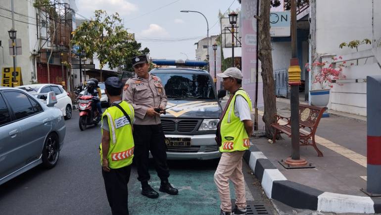 Cegah Pelaku Curanmor Beraksi, Patroli Polsek Sidomukti Sambang di Pertokoan Jalan Osamaliki