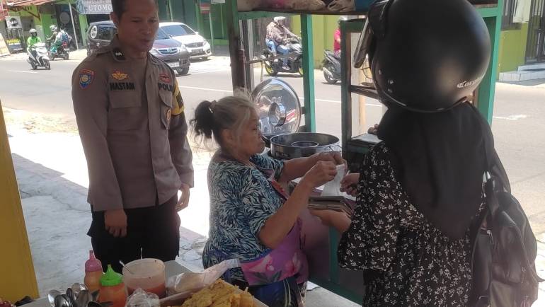 Sambangi Penjual Bakso Kawi, Bhabinkamtibmas Kecandran Ingatkan Waspadai Peredaran Uang Palsu