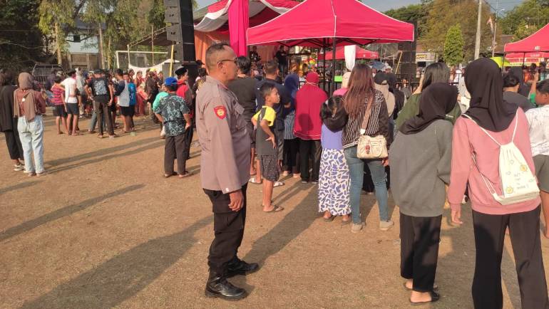 Anggota Polsek Sidomukti Berikan Pengamanan Festival Kuda Lumping