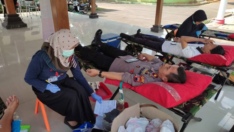 Wujud Kepedulian Polri, Kapolsek Sidomukti Bersama Anggota Ikuti Donor Darah