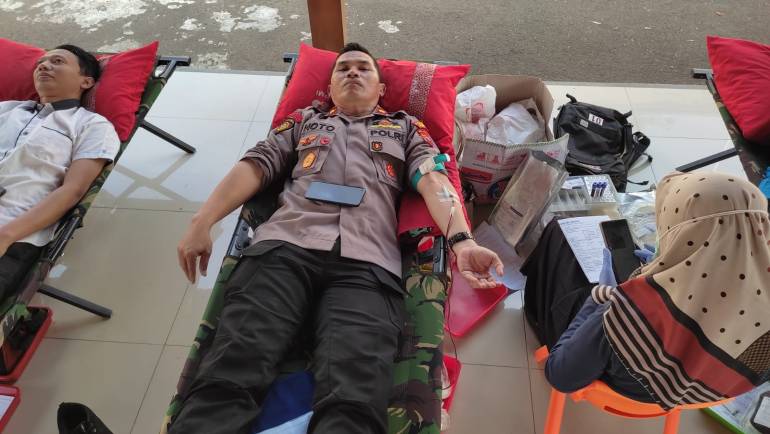 Kapolsek Sidomukti Bersama Anggota Ikuti Donor Darah Di Joglo Pancasila Kecamatan Sidomukti