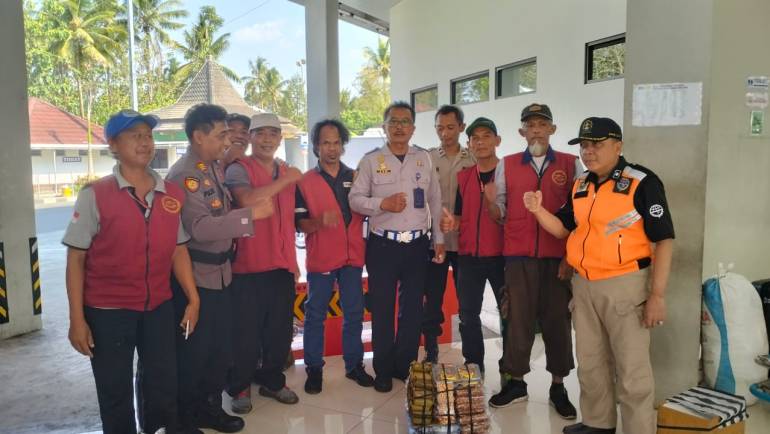 Patroli Polsek Tingkir Himbau Pedagang Asongan Ikut Sukseskan Pemilu 2024