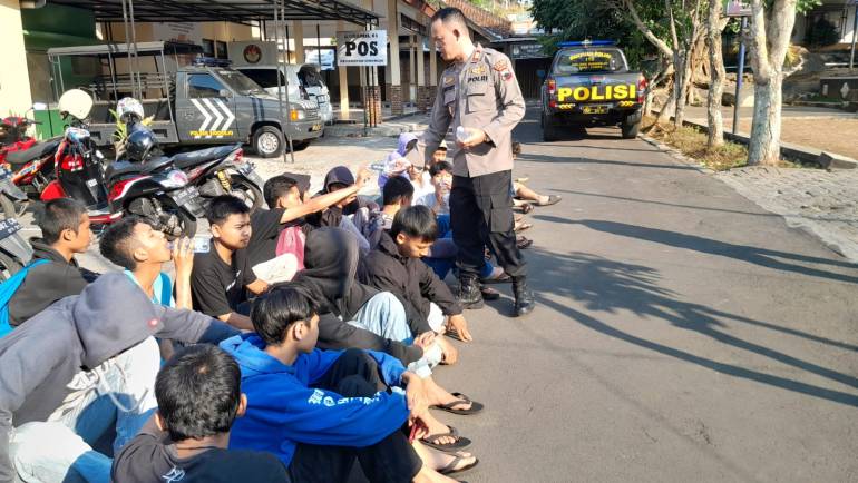 Cegah Terjadinya Aksi Tawuran, Polsek Sidorejo Amankan 25 Remaja Tongkrong di Depan Kantor Kelurahan Blotongan