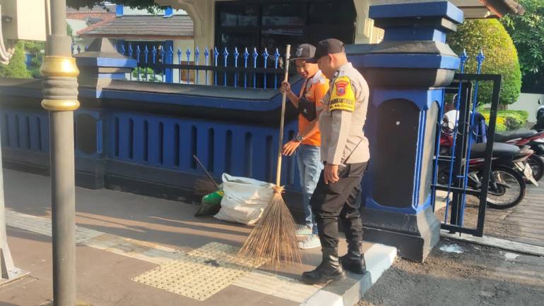 Dekatkan Dengan Warga, Bhabinkamtibmas Kalicacing Temui Petugas Kebersihan Kota Salatiga