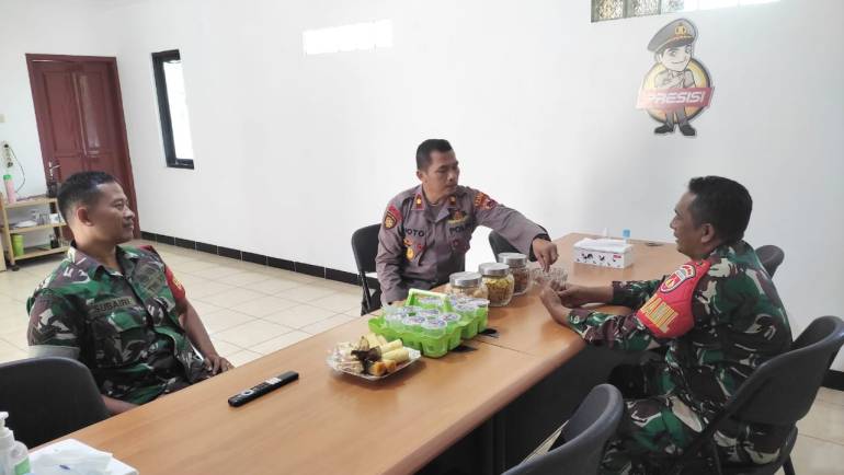 Wujud Sinergitas TNI – POLRI, Danramil 01 Kota Silaturahmi Ke Polsek Sidomukti