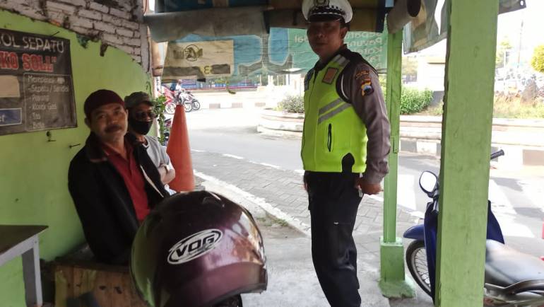 Temui Pengendara Motor Anggota Lantas Polsek Sidomukti Himbau Tertib di Jalan Raya