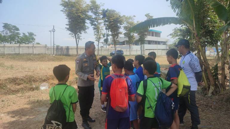 Cegah Aksi Bullying, Bhabinkamtibmas Mangunsari Sambang ke Sekolah Dasar Negeri 06 Tegalsari